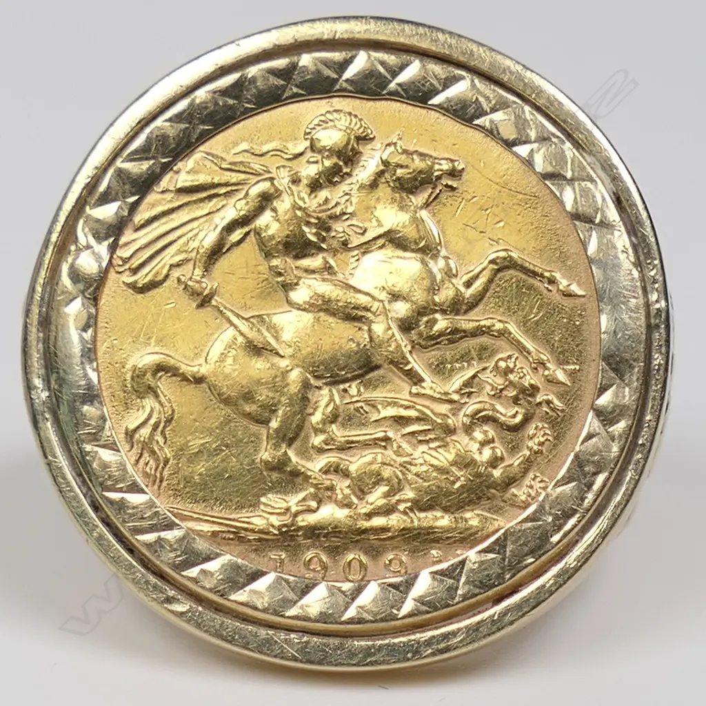 A 1909 gold full sovereign set 9ct gold ring, Image 1++