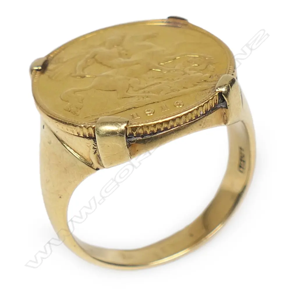 A 1916 gold half sovereign set 18ct gold ring, Image 1++