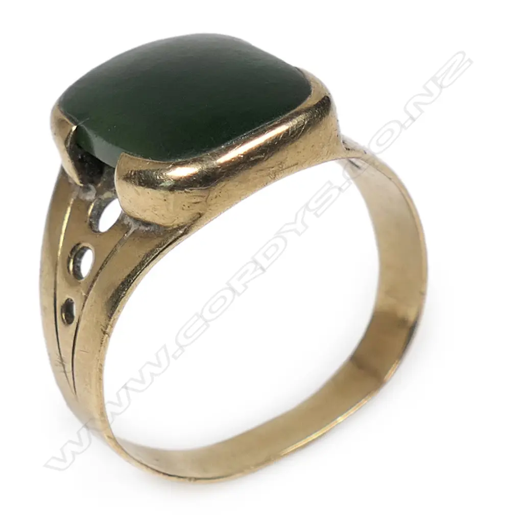 A vintage 9ct yellow gold and pounamu ring, Image 1++