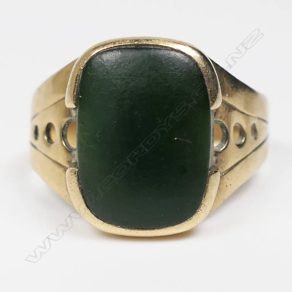 A vintage 9ct yellow gold and pounamu ring, Image 1++
