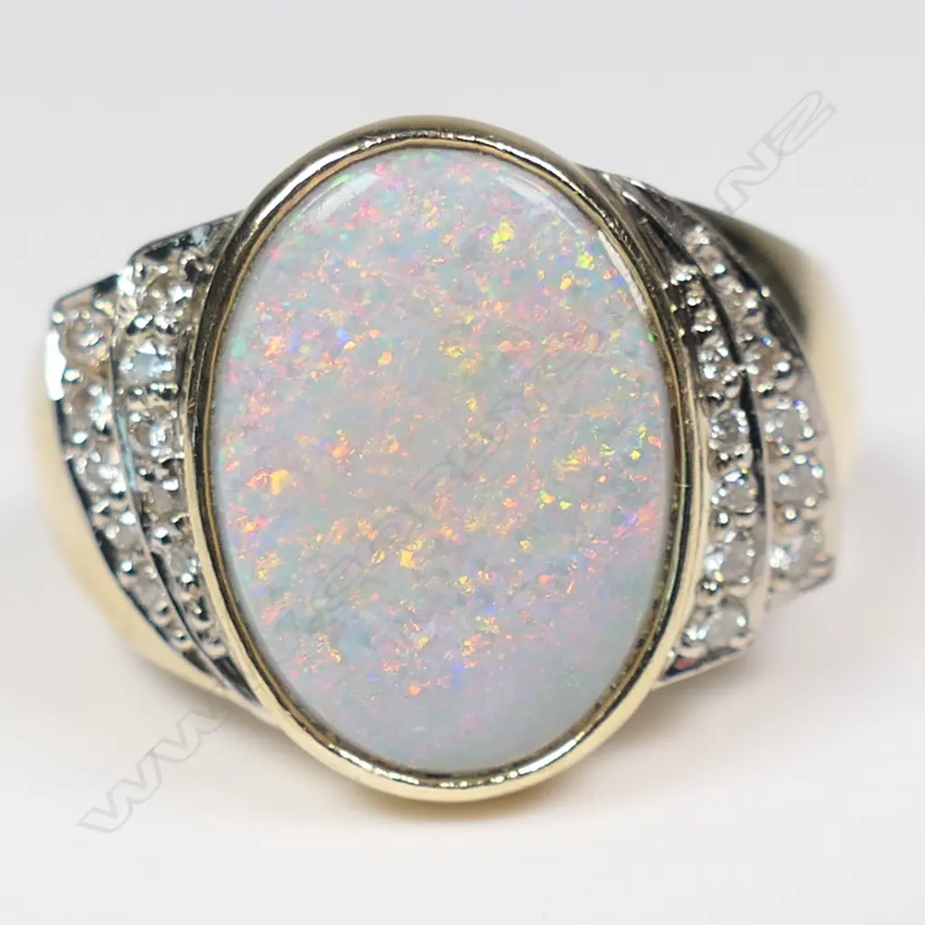 A gent's 10ct gold opal and diamond ring, Image 1++