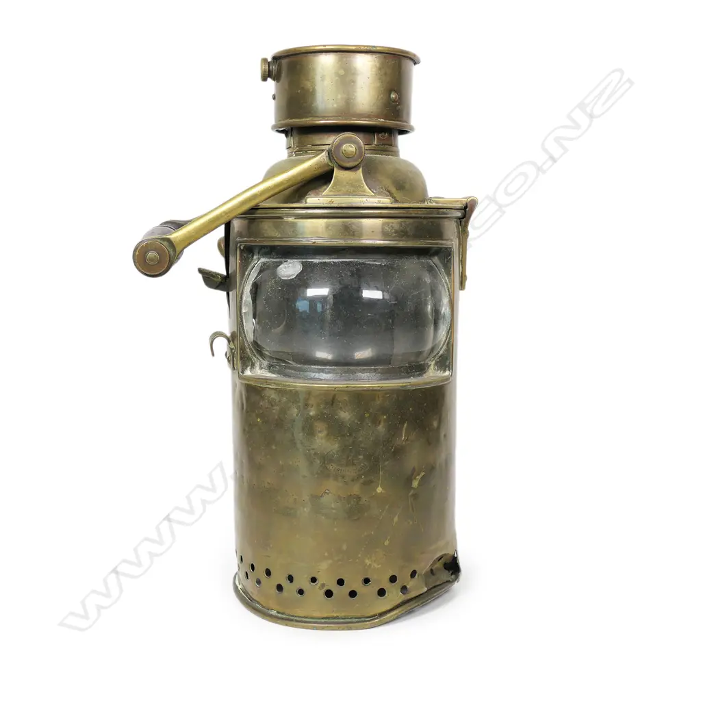 A 19thC ship's paraffin signalling lamp, Image 1++