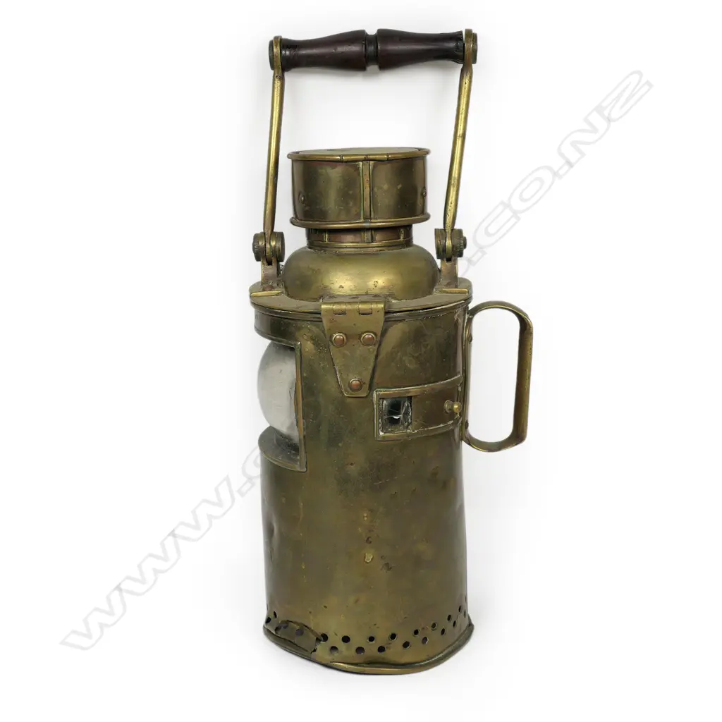 A 19thC ship's paraffin signalling lamp, Image 1++