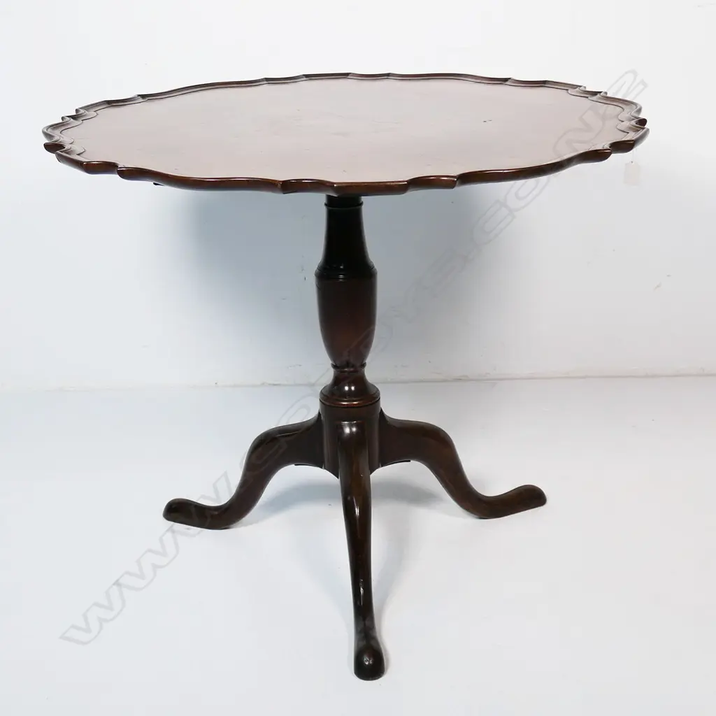 A George III mahogany wine table, Image 1++