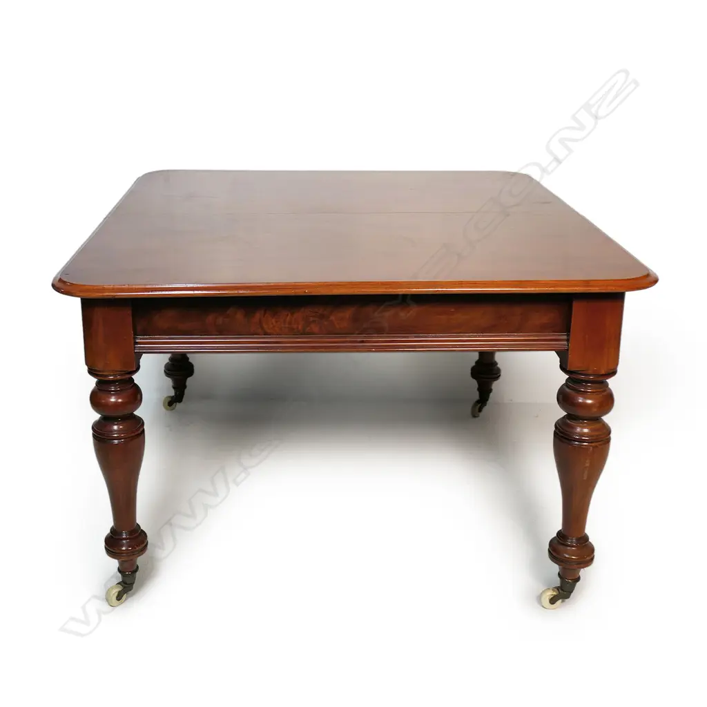 A Victorian mahogany two leaf extension dining table, Image 1++
