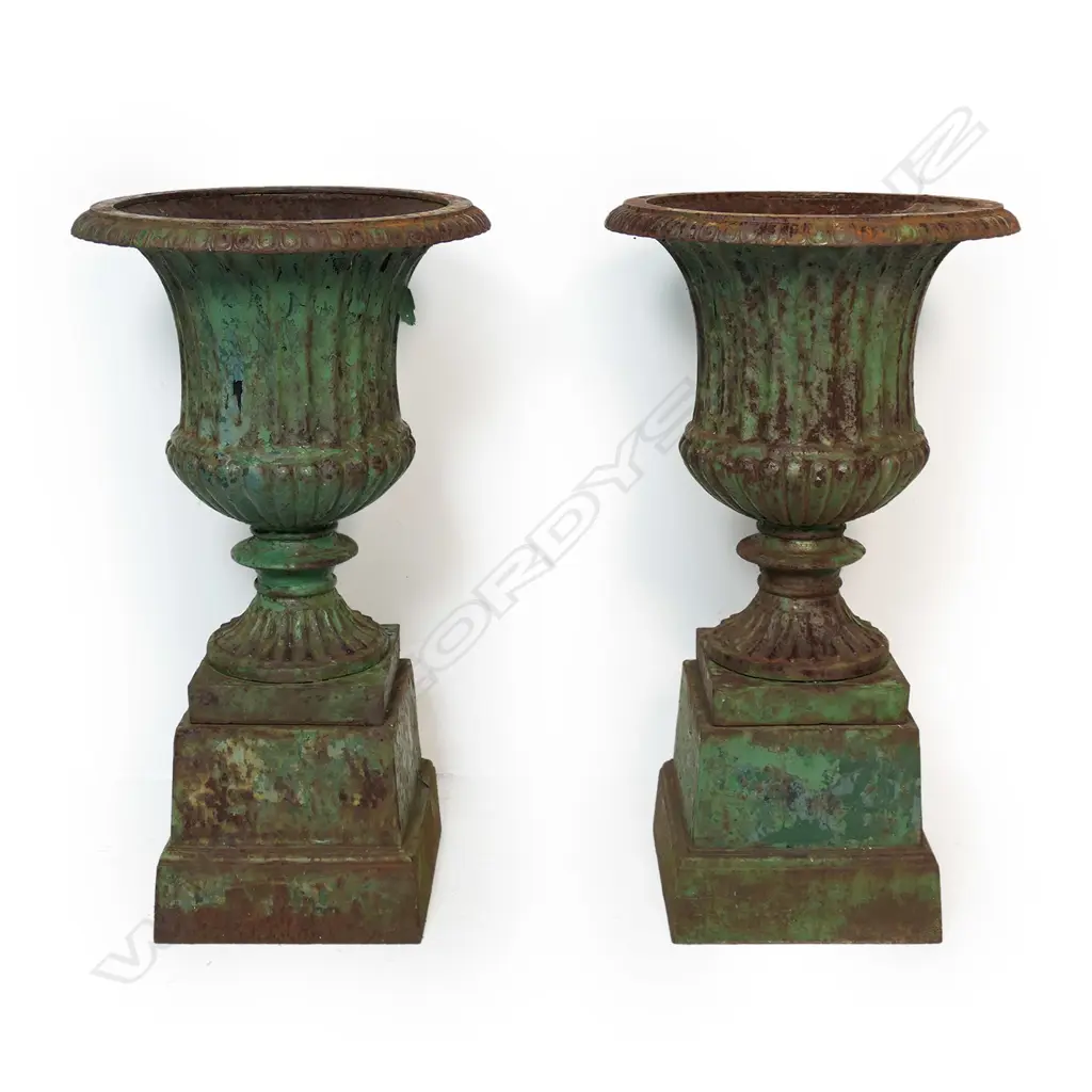 A pair of vintage cast iron garden urns, Image 1++