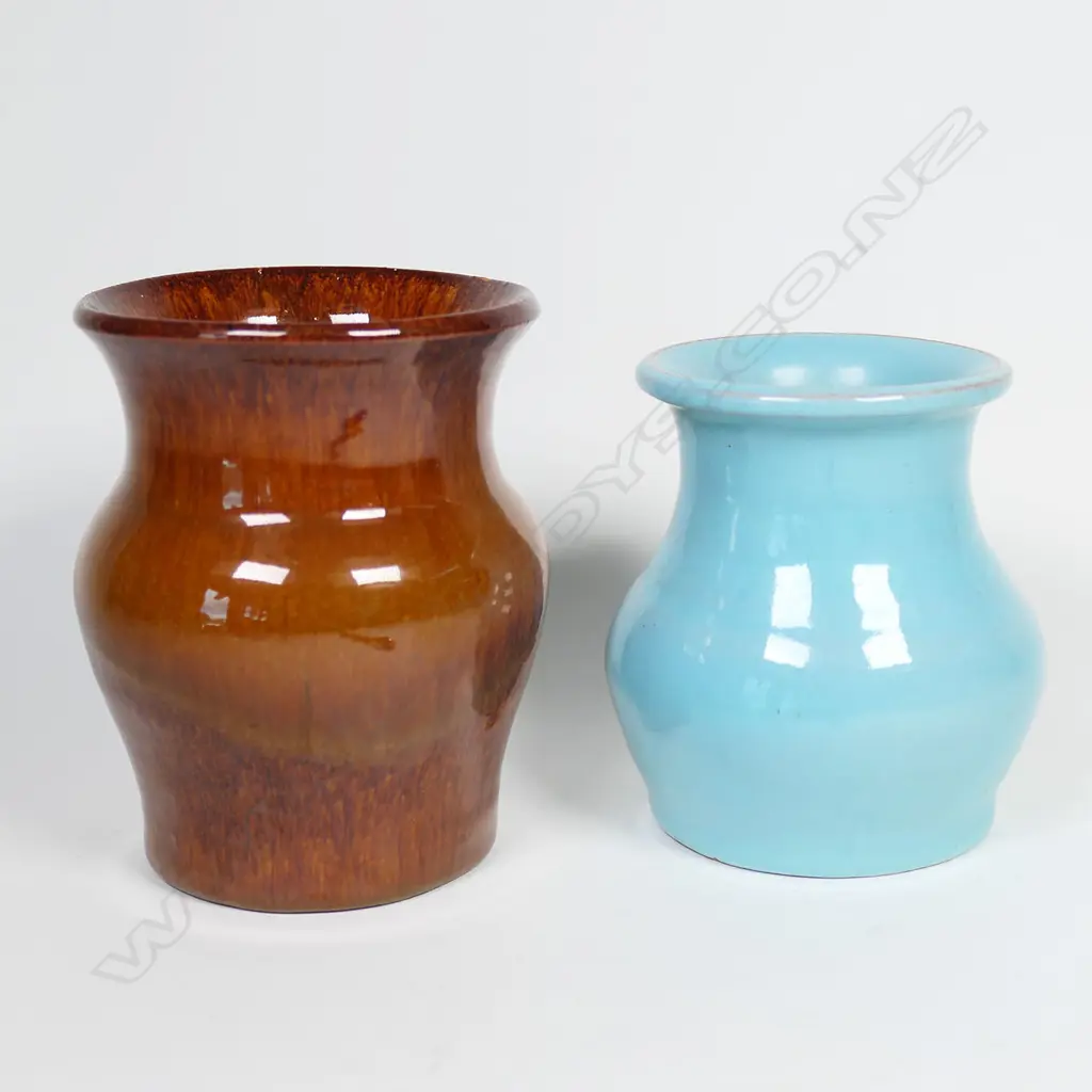 Two Elizabeth Mathison (1890 – 1978) vases: light blue baluster vase. Incised marks and date 1951. H.90mm. + ... Image 1++