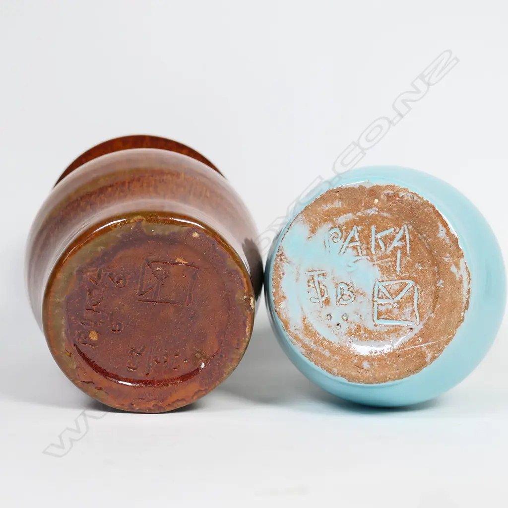 Two Elizabeth Mathison (1890 – 1978) vases: light blue baluster vase. Incised marks and date 1951. H.90mm. + ... Image 1++