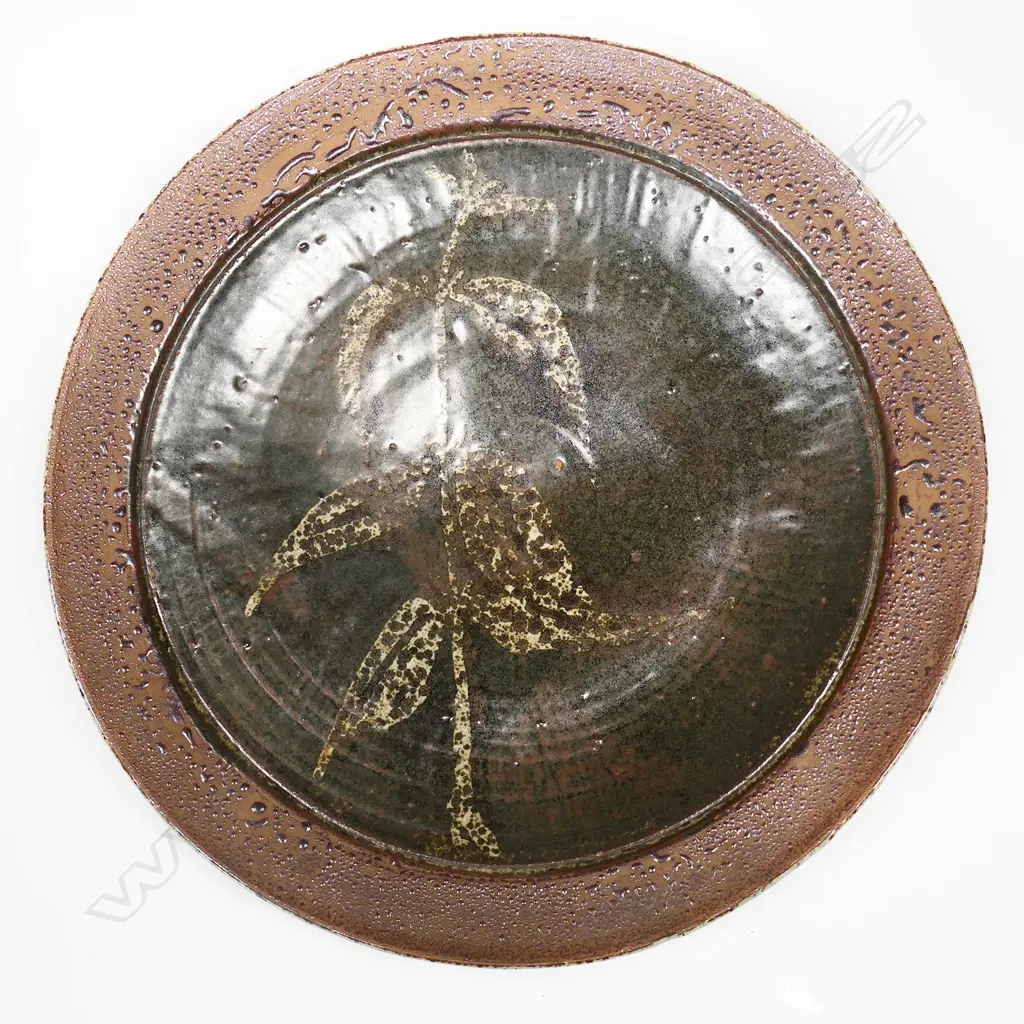 Doreen Blumhardt  (1914-2009) lrg shallow bowl w central leaf design. Dia.390mm Image 1++