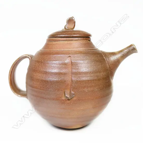 (P64) Bryce Stevens pottery tea pot w impressed stroke down side. H190mm.