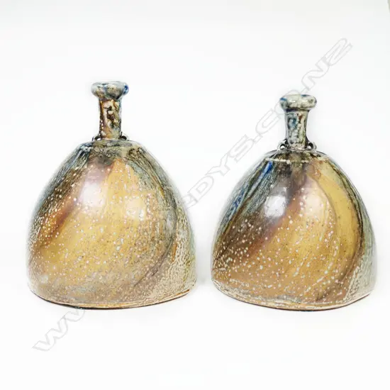 (P69) 2 Chloe King salt glazed vases. H 170mm.