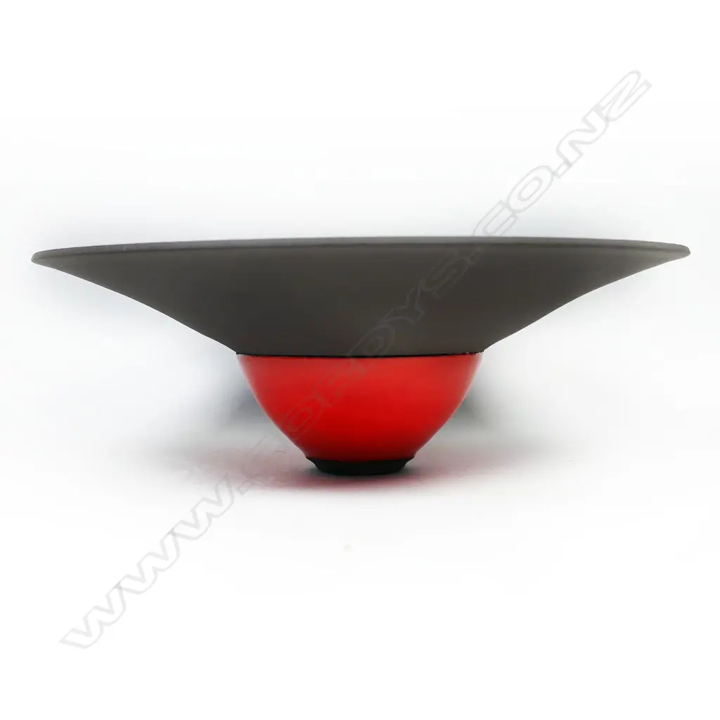 (P28) David Griffiths matte grey bowl w central bright red glaze. Dia 250mm. Image 1++