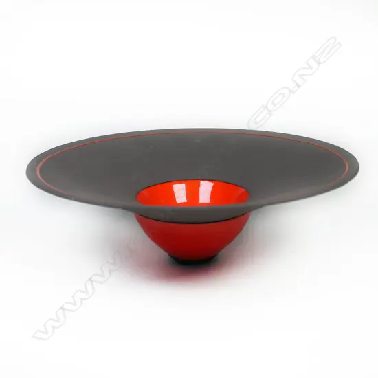 (P28) David Griffiths matte grey bowl w central bright red glaze. Dia 250mm.