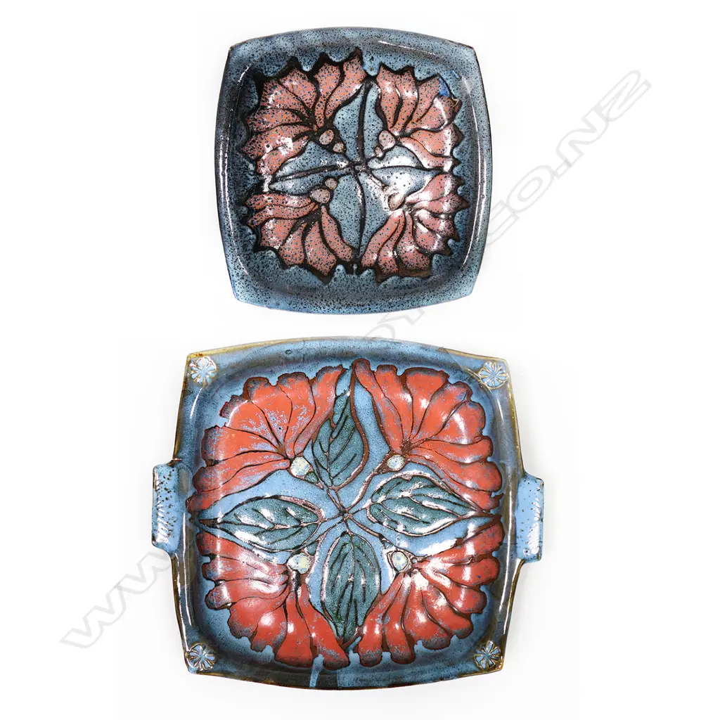 Ennis Oliver 2 square platters in blues w central pink floral design. Lrg W handles 400 x 360mm Image 1++
