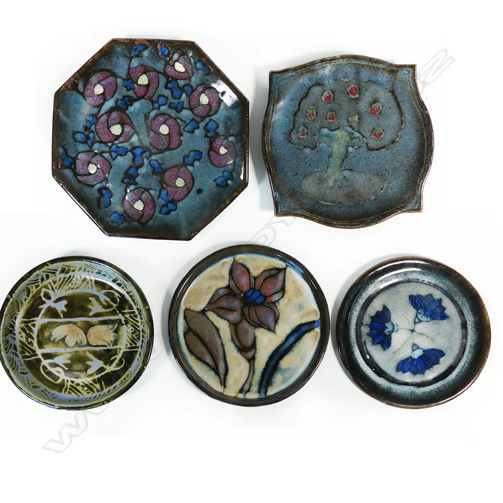 Five Ennis Oliver decorated plates in various sizes. Largest Image 1++