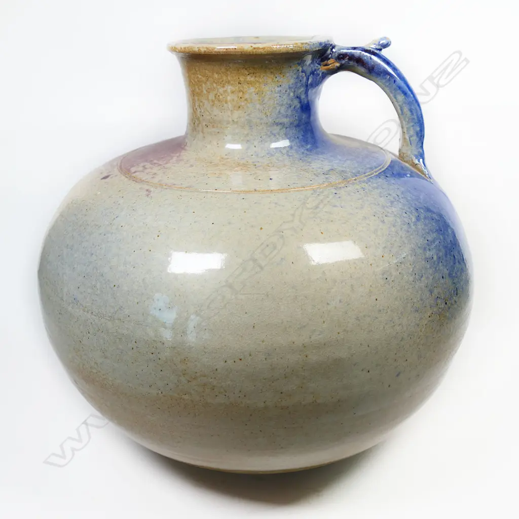 (F20A) Murray Garner red copper glazed floor standing vessel w handle. H 370mm. Image 1++