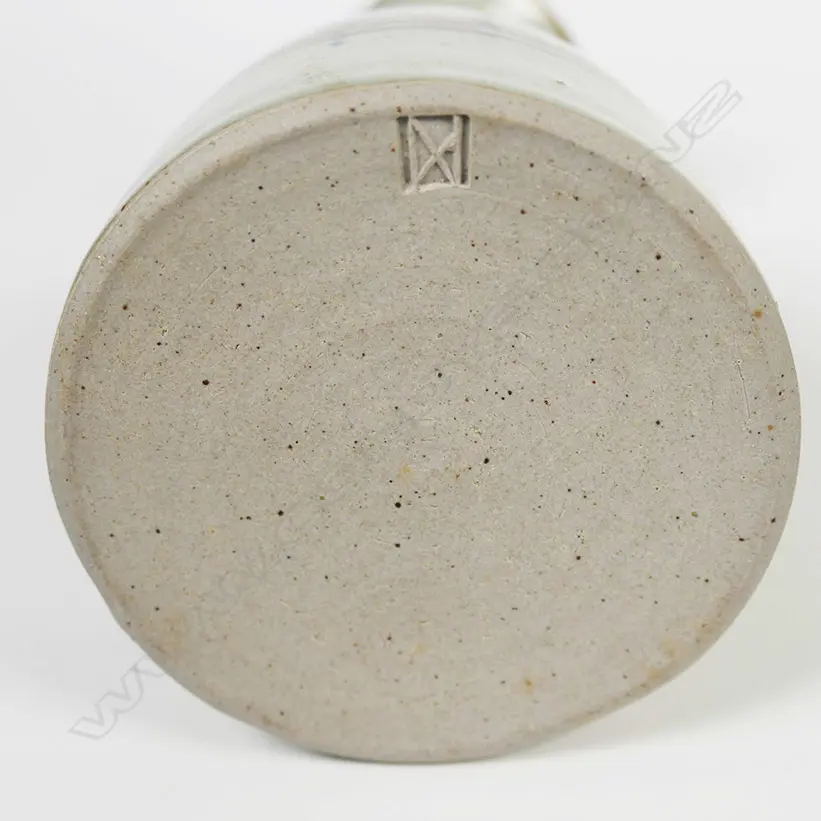 2 Royce McGlashan pottery pcs: Lidded oil bottle + ceramic stylised bird. L.330mm. Image 1++