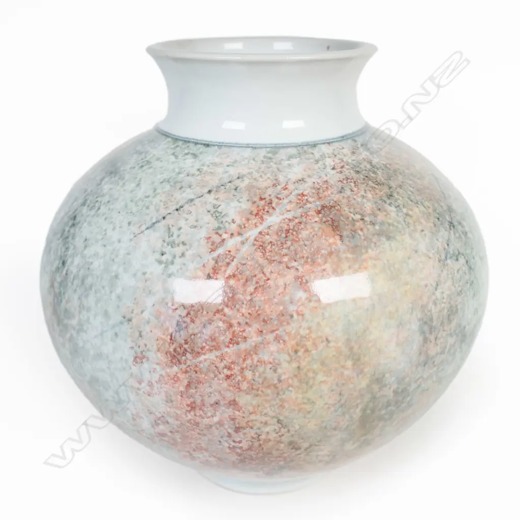 Peter Shearer large spherical vase speckled red & grey. H.235mm. Image 1++