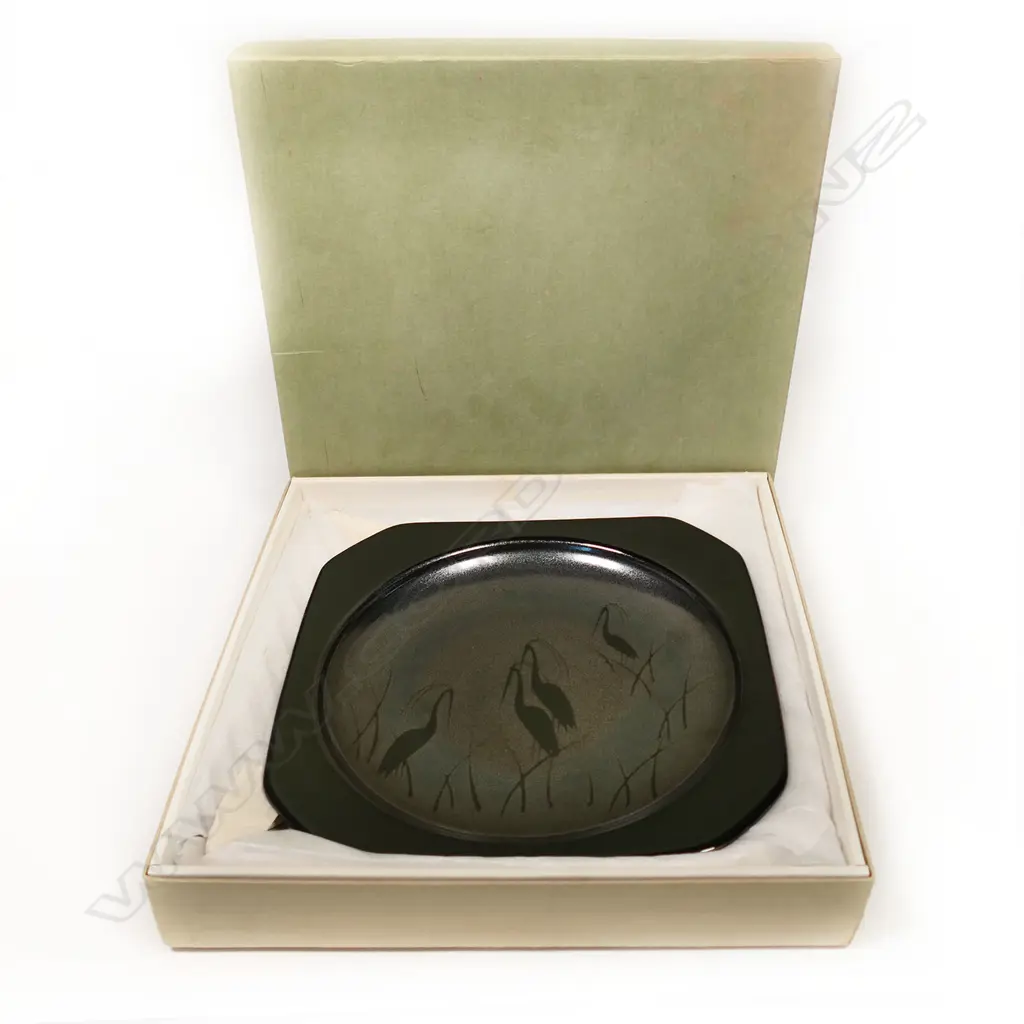 Square black plate with cut corners Image 1++