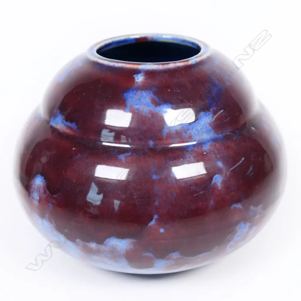 1940s Crown Lynn vase, red & mauve glaze. H.130mm. Image 1++