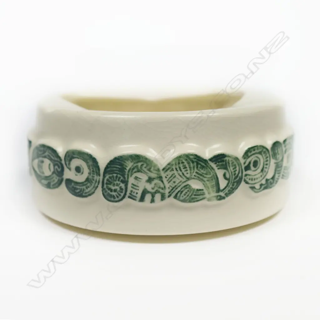 A Crown Lynn circular ashtray Image 1++