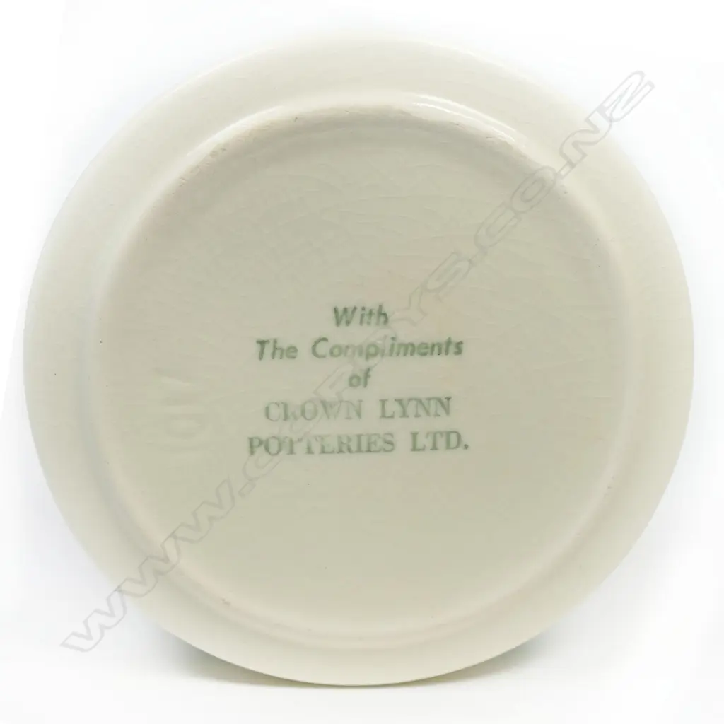 A Crown Lynn circular ashtray Image 1++