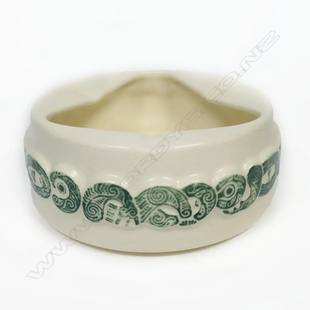 A Crown Lynn circular ashtray Image 1++