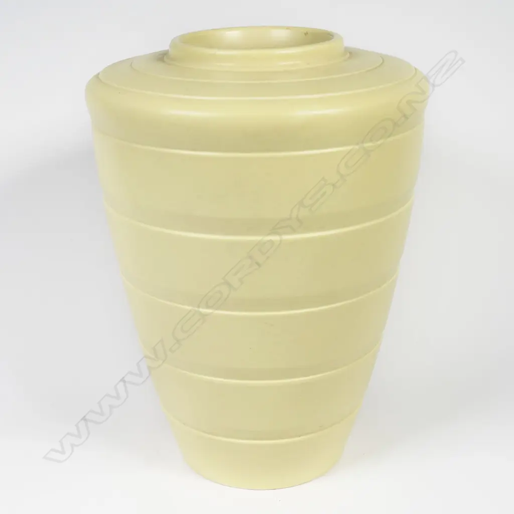 Keith Murray Wedgwood straw glazed shoulder vase. Medium size H.190mm. Image 1++