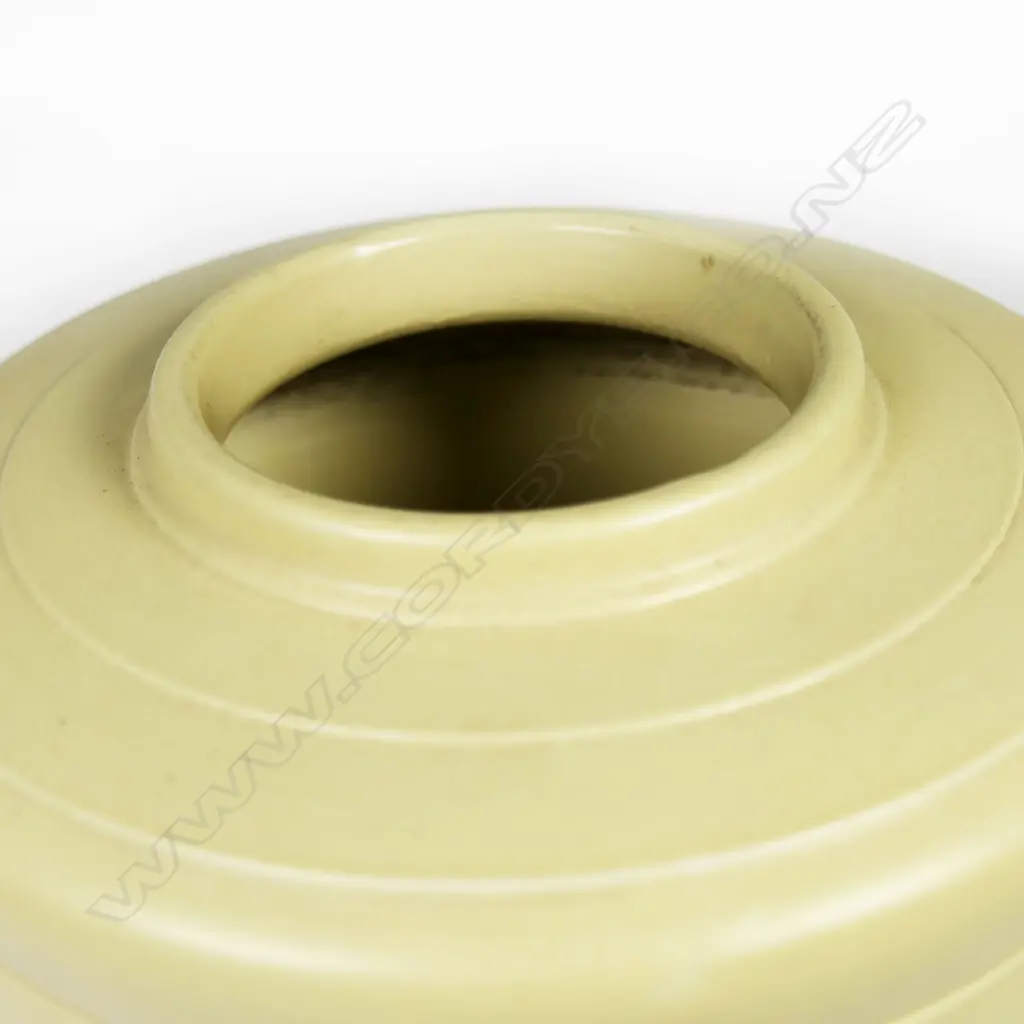 Keith Murray Wedgwood straw glazed shoulder vase. Medium size H.190mm. Image 1++