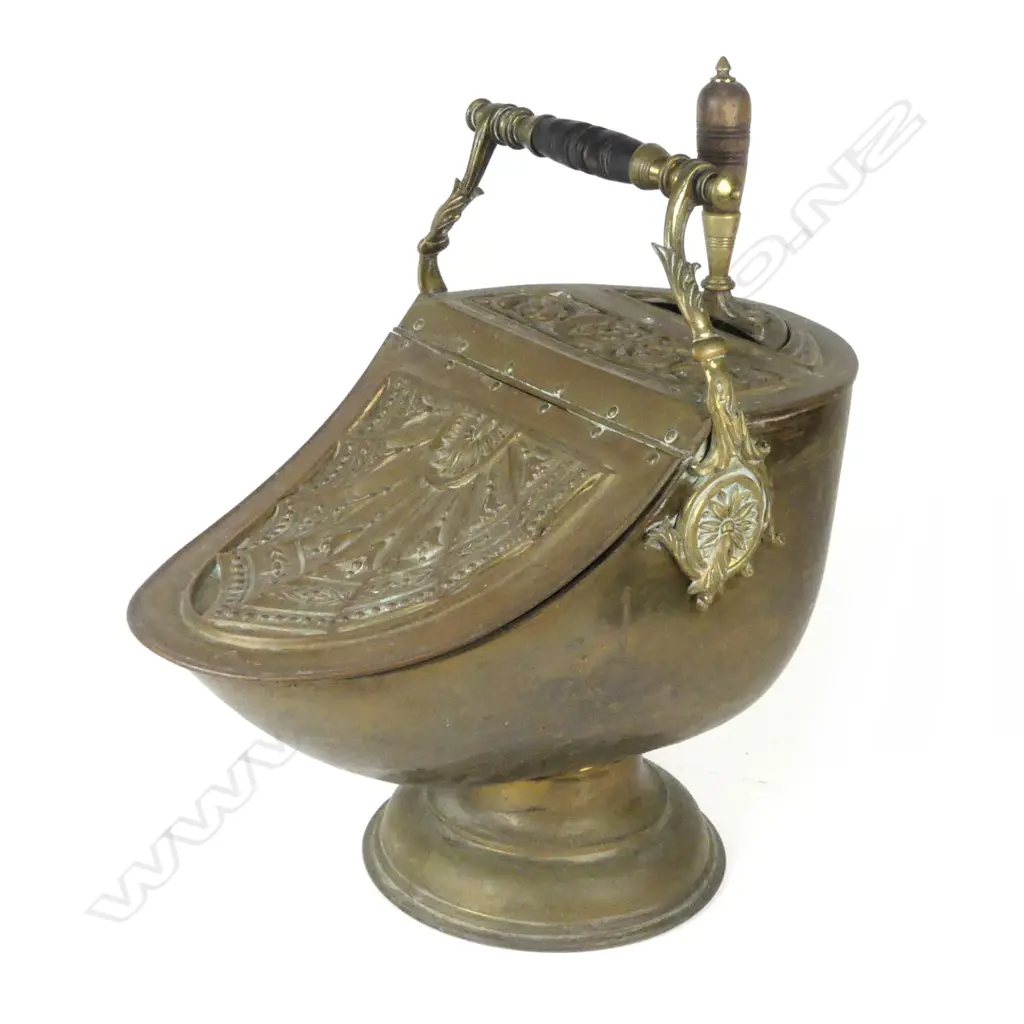 A Victorian brass coal scuttle Image 1++