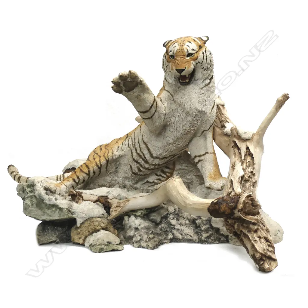 A large and impressive Sherratt & Simpson sculpture ‘The Siberian Tiger’ Image 1++