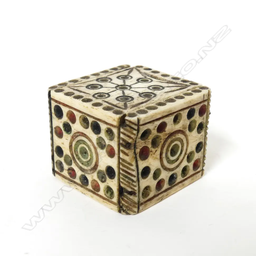 A Prisoner-of-War miniature of a bone domino set Image 1++