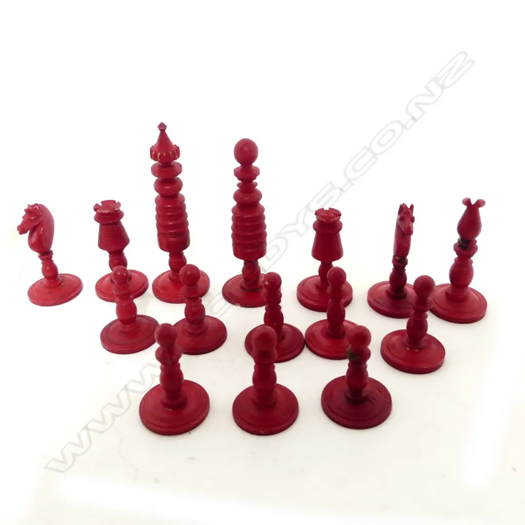A set of 19thC Indian ivory chess pieces Image 1++