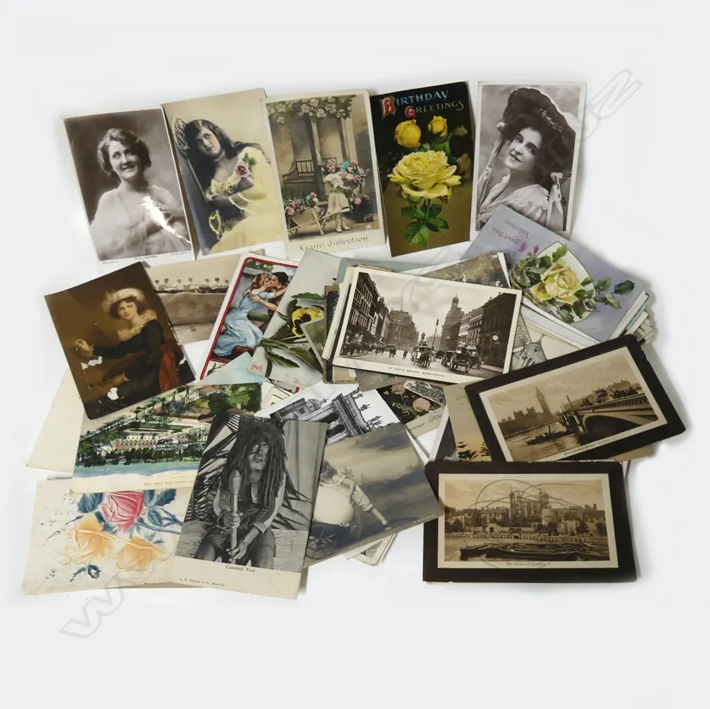 A collection of over 100 vintage postcards Image 1++
