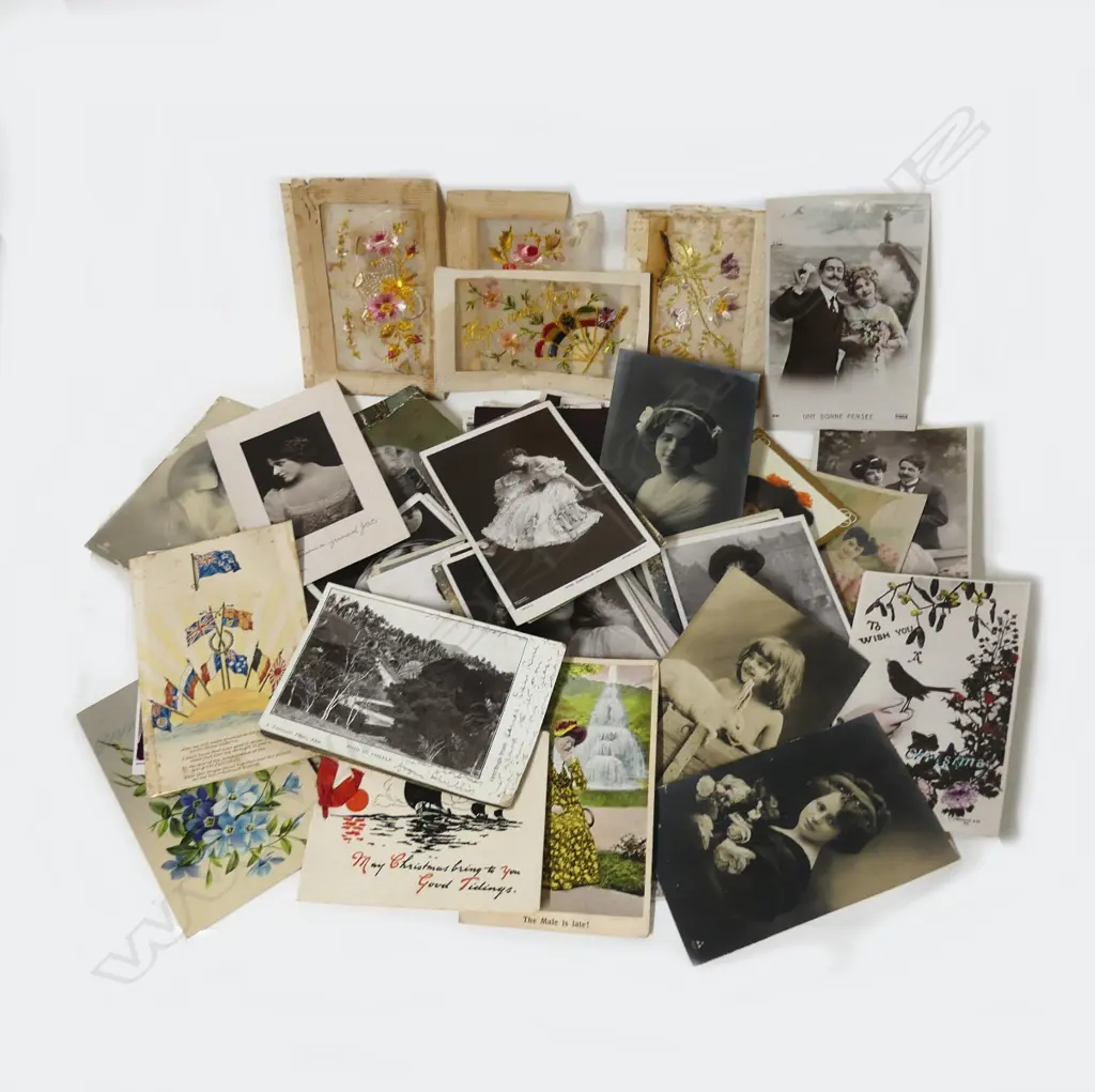 A collection of approx. 100 vintage postcards Image 1++