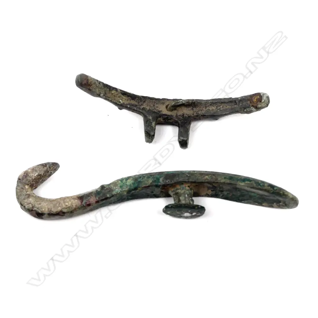 An Anglo-Saxon moulded metal purse catch Image 1++