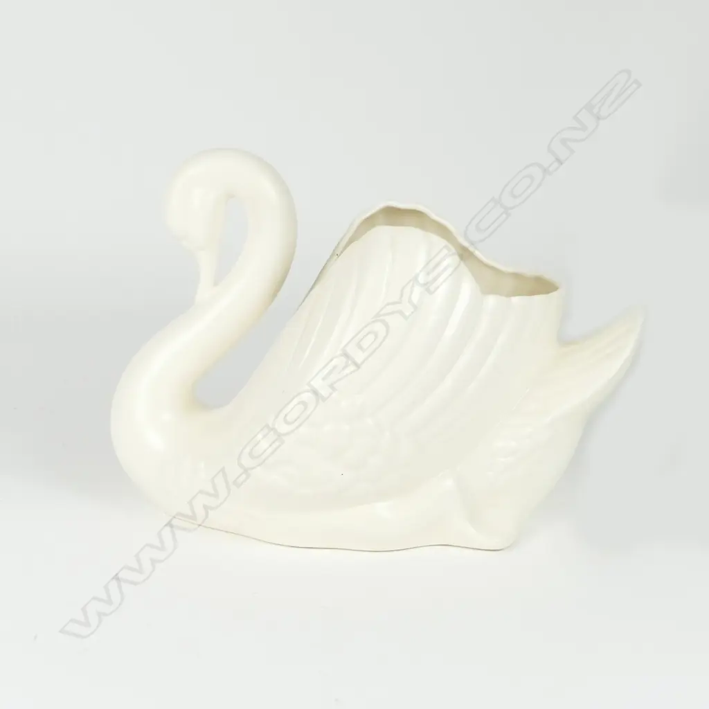 A Crown Lynn swan Image 1++