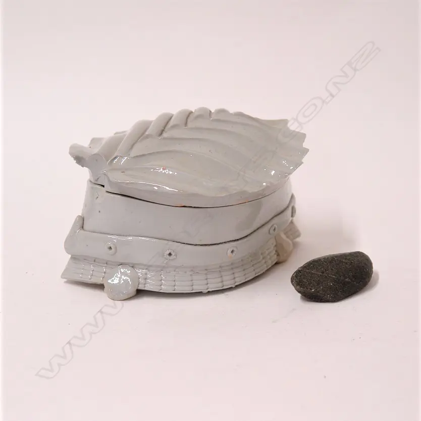 A Ross Mitchell-Anyon sculpted lidded box Image 1++