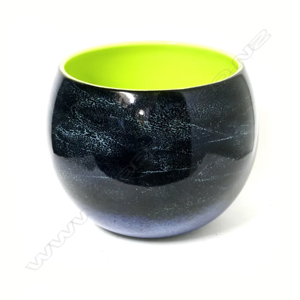 A large glass vase/bowl by Ron van de Vlugt Image 1++