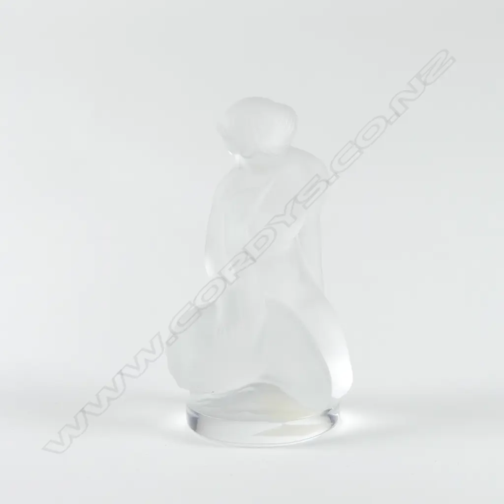 A Lalique frosted glass paperweight Image 1++