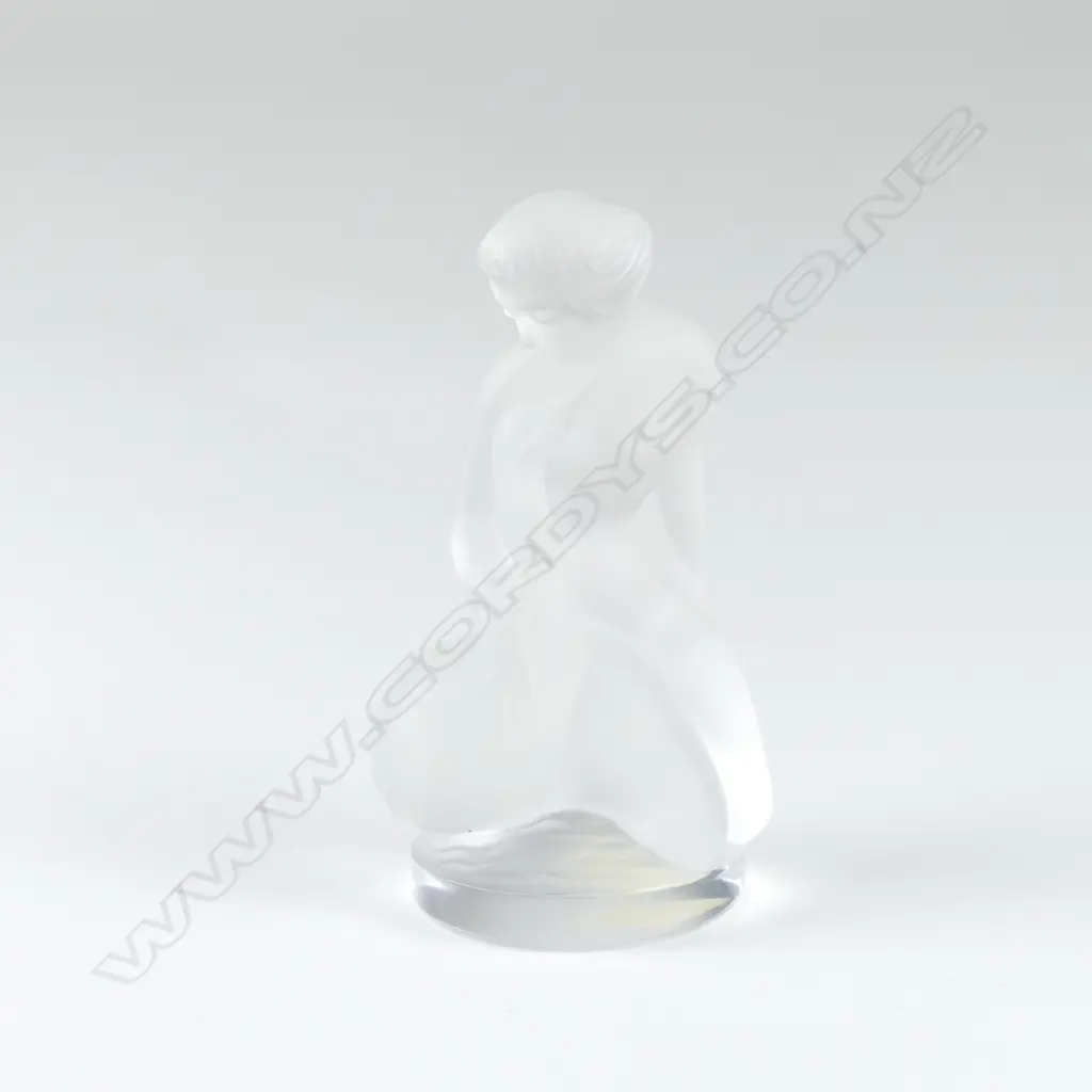 A Lalique frosted glass paperweight Image 1++
