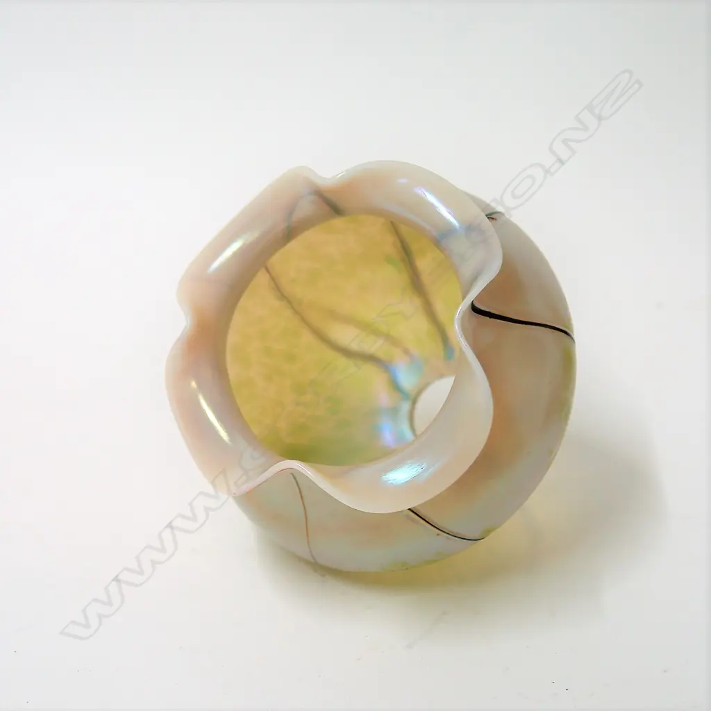 An Art Nouveau iridescent trail glass lamp shade Image 1++