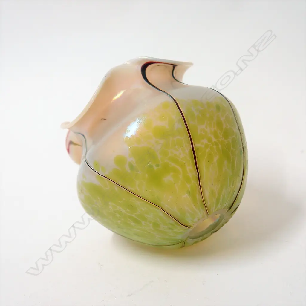 An Art Nouveau iridescent trail glass lamp shade Image 1++