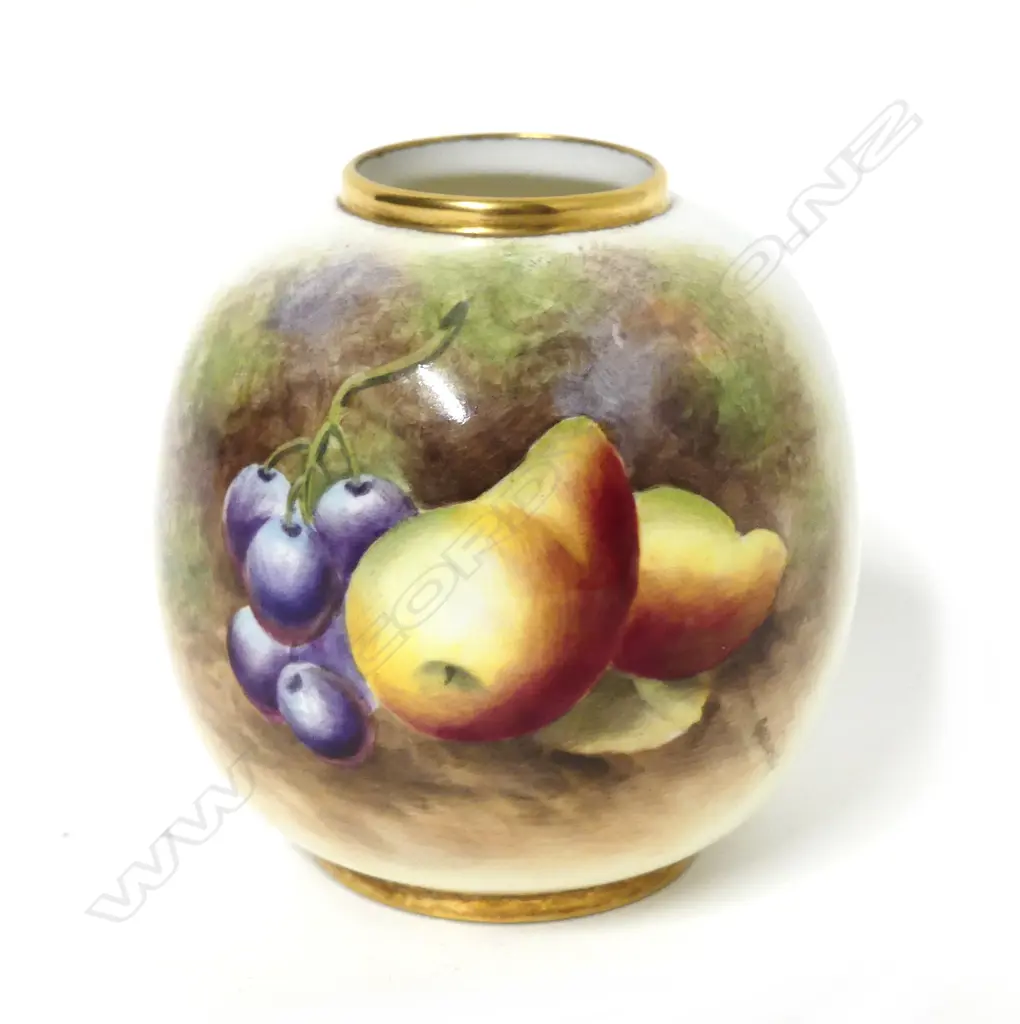 A small Royal Worcester vase Image 1++