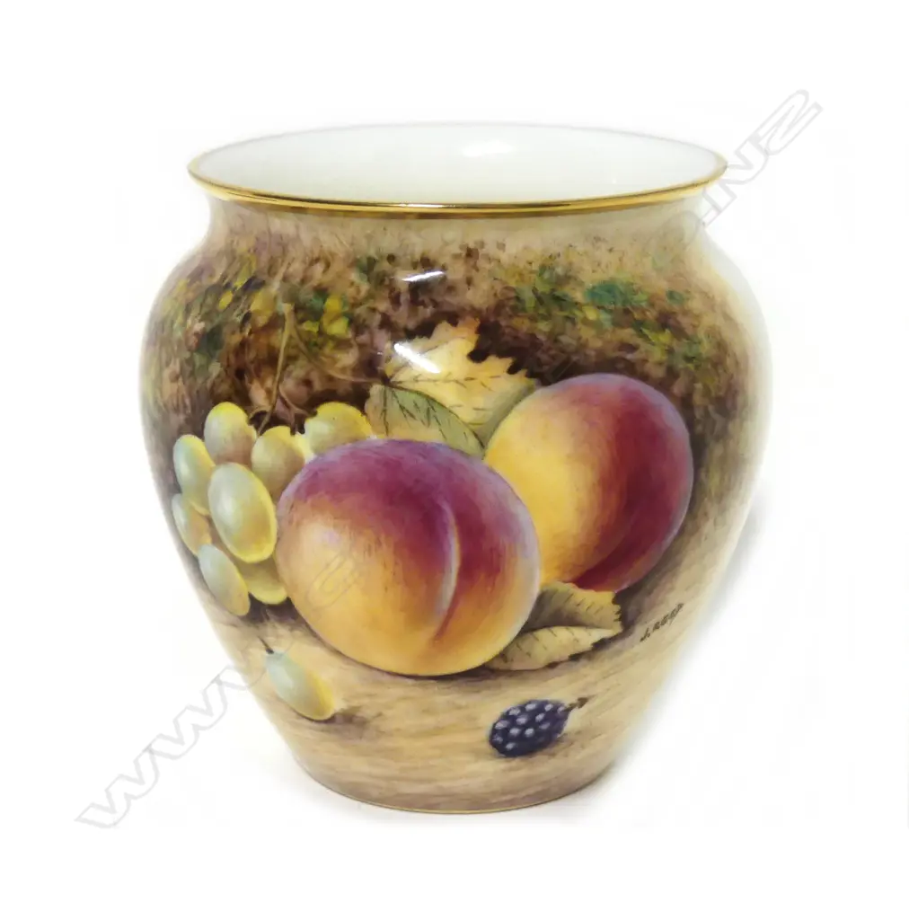 A small Royal Worcester vase Image 1++