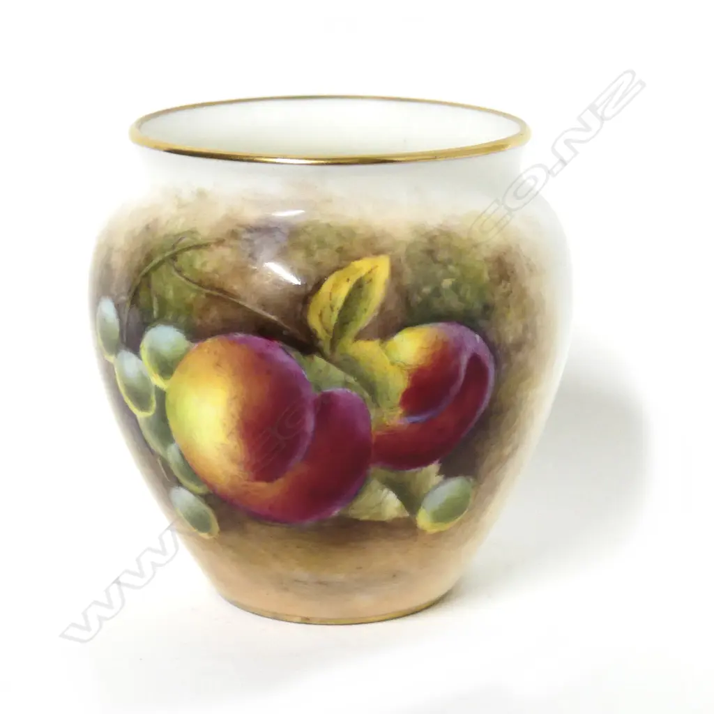 A small Royal Worcester vase Image 1++