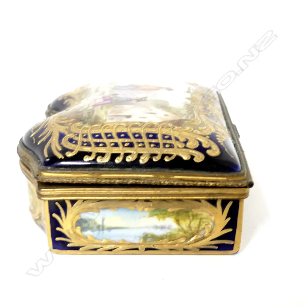 A small Sèvres lidded trinket box Image 1++