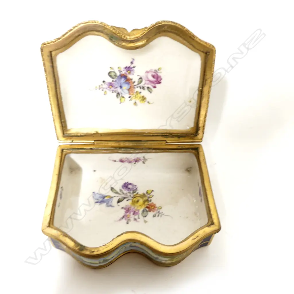 A small Sèvres lidded trinket box Image 1++