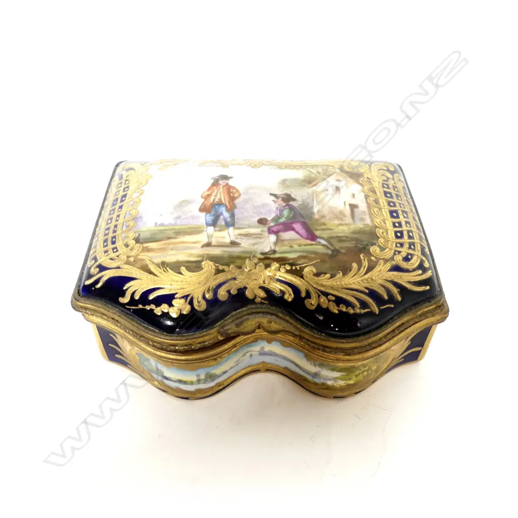 A small Sèvres lidded trinket box Image 1++