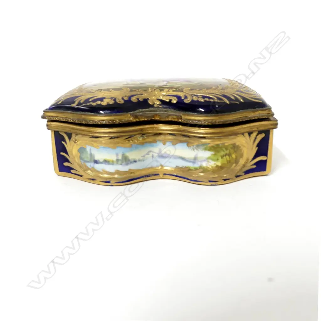 A small Sèvres lidded trinket box Image 1++